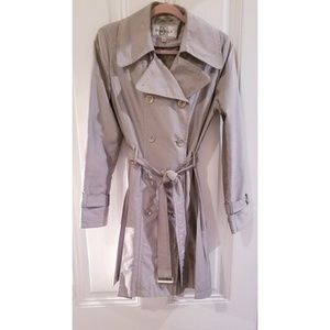 Silver Trench Coat 👠 Power Piece